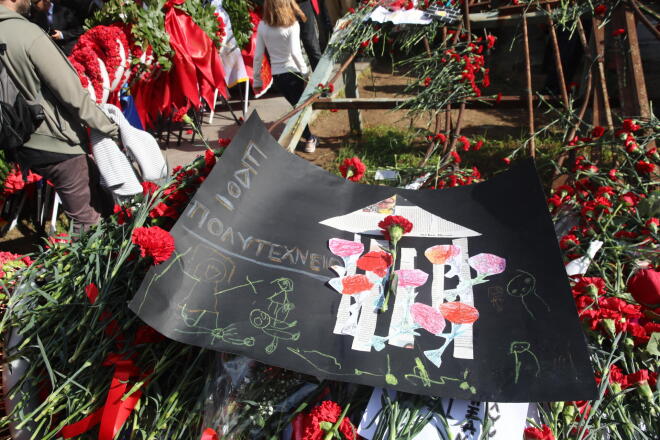 Λουλούδια και στεφάνια στο Πολυτεχνείο