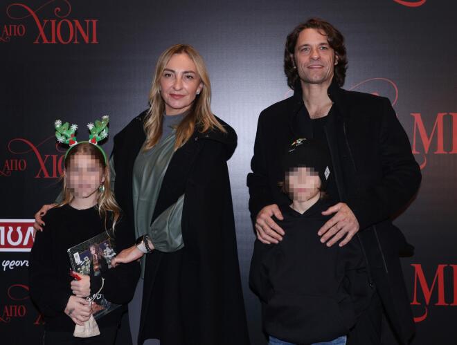 Η Ρούλα Ρέβη κι ο Αποστόλης Τότσικας με τα παιδιά τους