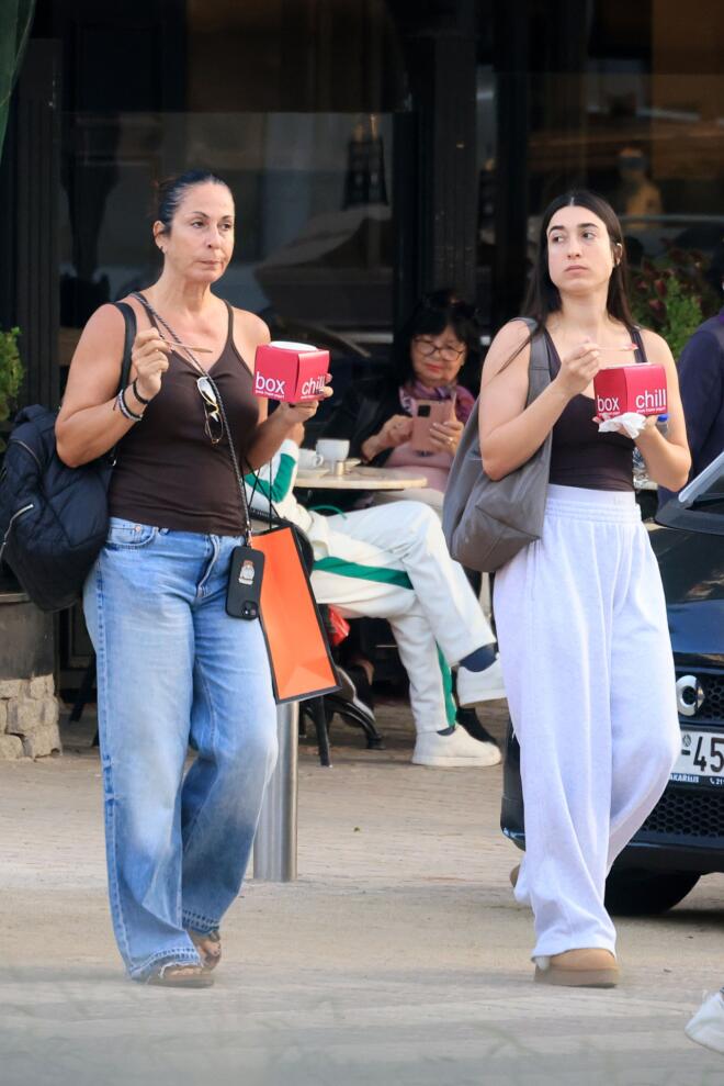 Κατερίνα Κακοσαίου: Για ψώνια στη Γλυφάδα με τη μητέρα της