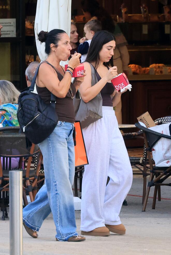 Κατερίνα Κακοσαίου: Για ψώνια στη Γλυφάδα με τη μητέρα της