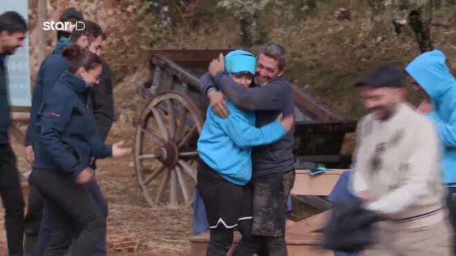 Η αγκαλιά του Γιώργου στην Κωνσταντίνα