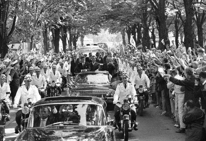 Στιγμιότυπο από περιοδεία του Τζον Κένεντι στο Βερολίνο.