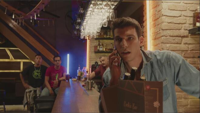 Η Ζέτα και ο Κωστής είναι φουλ ερωτευμένοι και αποφασίζουν να ζήσουν τον έρωτά τους