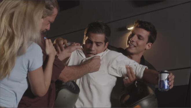 Ο Κωστής φέρνει σε πολύ δύσκολη θέση τη Ζέτα, όταν μαζί με τον Άρη δημιουργούν αναστάτωση στη σχολική παράσταση του Μάρκου