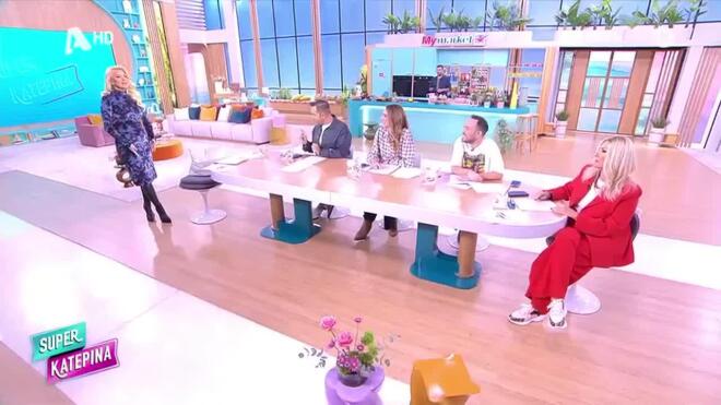 Εκθαμβωτική με βελούδο η Κατερίνα Καινούργιου: Γιατί άφησε τις γόβες και φόρεσε μπότες