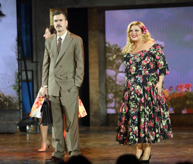 Ο Γιάννης Τσιμιτσέλης κι η Δανάη Μπάρκα στη σκηνή του Άλσους