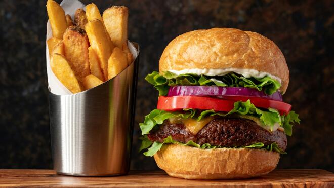 Nέες ευρήματα επιστημόνων προειδοποιούν για την υπερκατανάλωση υπερ-επεξεργασμένων τροφών (UPF), που συνδέονται με αυξημένο κίνδυνο πολλών χρόνιων παθήσεων