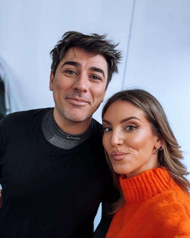 Οι πόζες της Αθηνάς Οικονομάκου με τους συνεργάτες της / Πηγή: Instagram athinao1konomakou