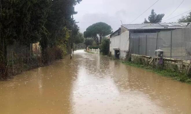 Οι έντονες βροχοπτώσεις σε συνδυασμό με τις παλιές υποδομές που υπάρχουν, καθιστούν τις περιοχές ιδιαίτερα ευάλωτες.