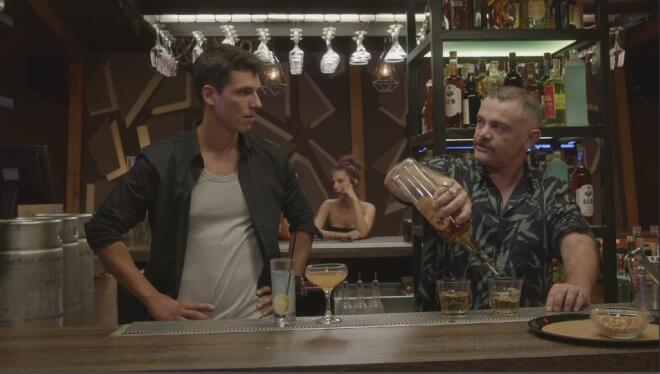 Η Ζέτα, ζητάει συγγνώμη από τον Κωστή και οι δυο τους τα ξαναβρίσκουν και ο Κωστής την καλεί στο πάρτι μιας φίλης του που γίνεται 21 χρόνων