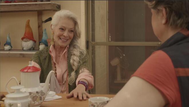 Η Μάρω ανοίγει το πακέτο με τον διακοσμητικό νάνο, που είχε παραγγείλει και τον βρίσκει σπασμένο. Επισκέπτεται την Ιουλία, που της τους προμηθεύει από το διαδίκτυο