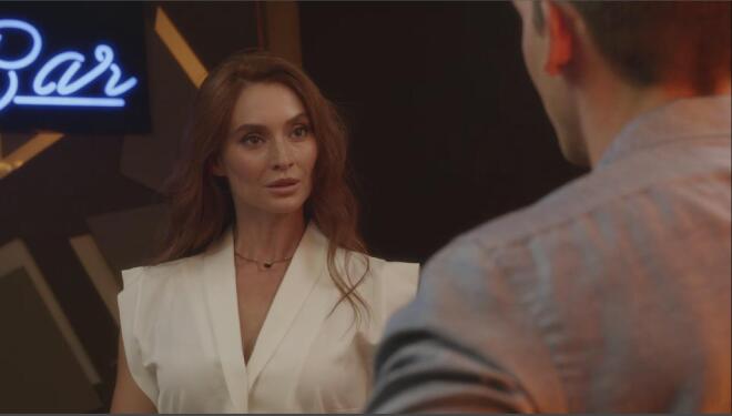 Η Ελβίρα πηγαίνει στο μπαρ για να ζητήσει από τον Κωστή να αφήσει ήσυχη την αδερφή της