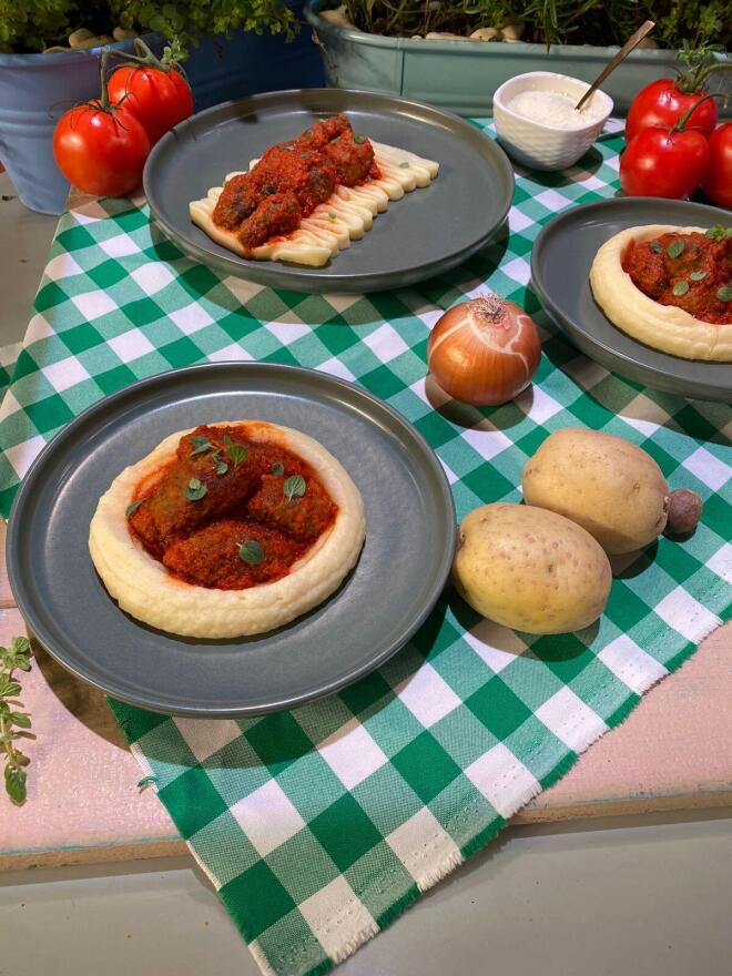 Σμυρνέικα πεντανόστιμα σουτζουκάκια με βελούδινο πουρέ