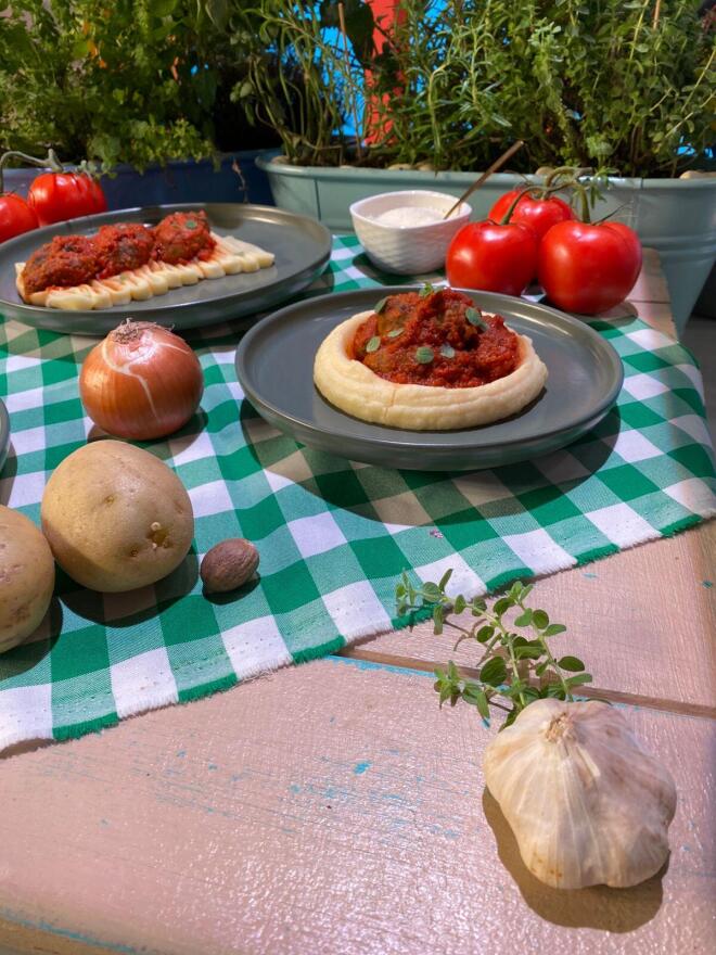 Σμυρνέικα πεντανόστιμα σουτζουκάκια με βελούδινο πουρέ