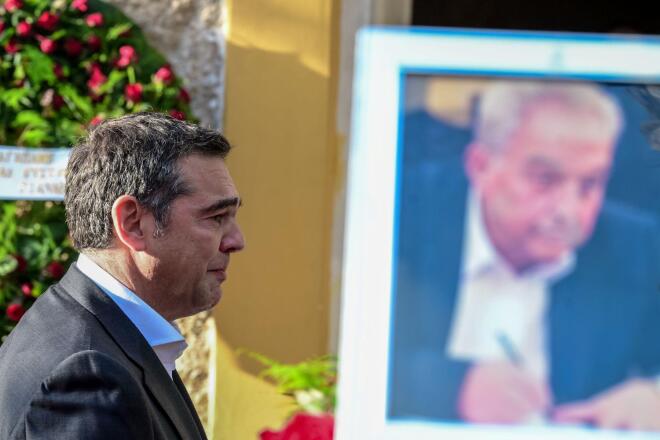 Συγκινημένος ο Αλέξης Τσίπρας στην κηδεία του Αλέκου Φλαμπουράρη 