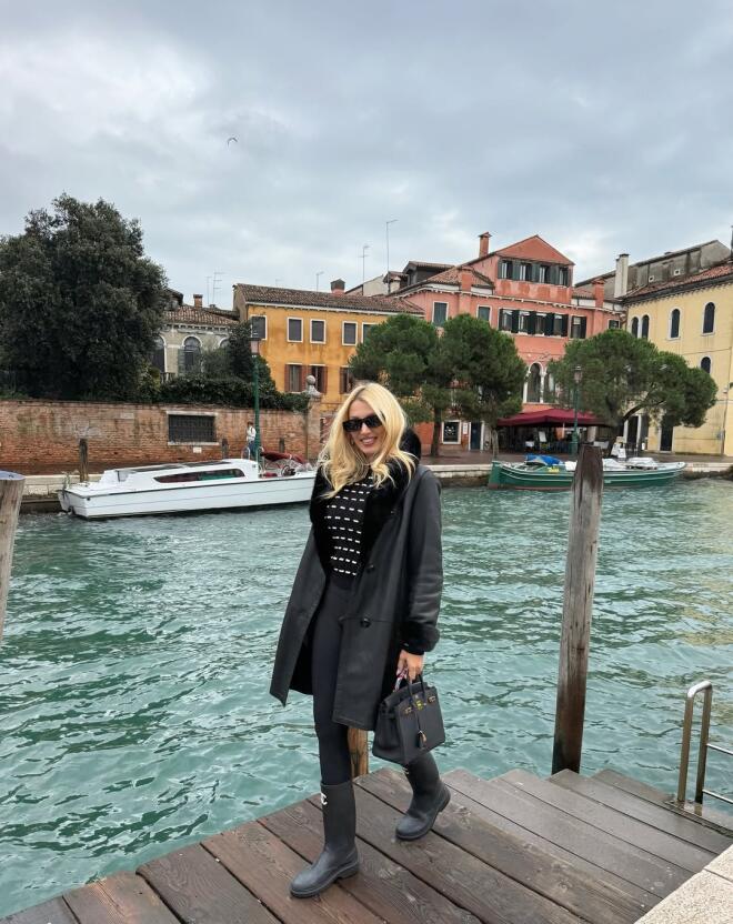 Σπυροπούλου: Με Chanel γαλότσες και τσάντα Hermes στη Βενετία