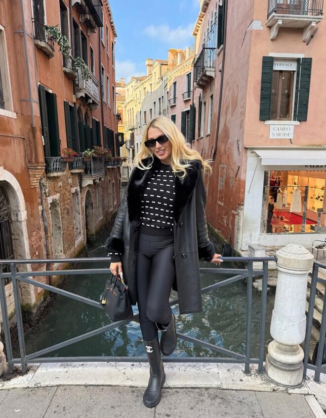 Σπυροπούλου: Με Chanel γαλότσες και τσάντα Hermes στη Βενετία