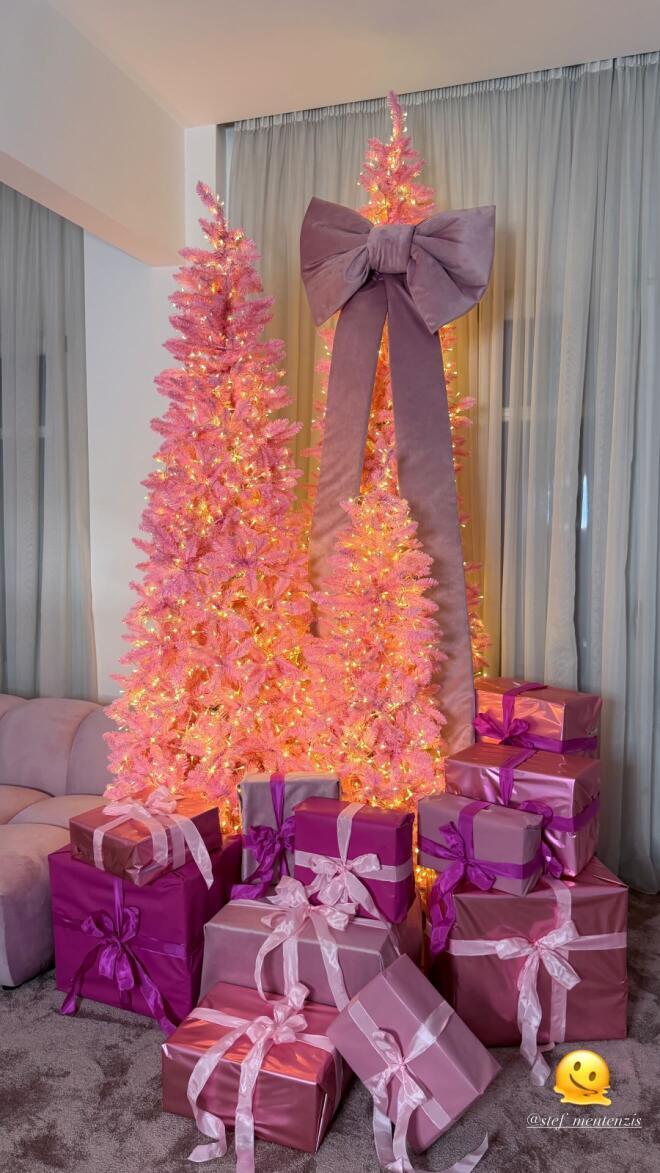 Τα τρία ροζ χριστουγεννιάτικα δέντρα που έγιναν talk of the town