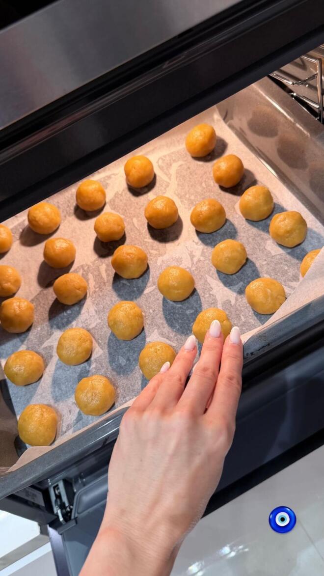  Έτοιμα για ψήσιμο τα μελομακάρονα