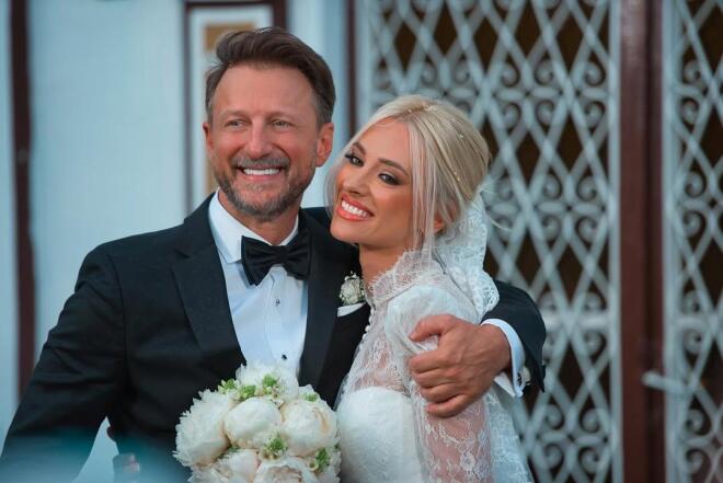 Στιγμιότυπο από τον γάμο του Κώστα Καραφώτη με την Κάτια Μάνου 