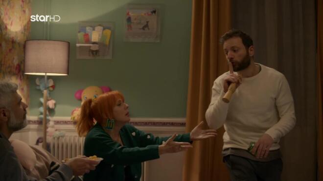 Ο Γιώργος έπειτα από την ανακοίνωση της Δάφνης ότι έχει αποφασίσει να φύγει στο εξωτερικό για μεταπτυχιακές σπουδές, παίρνει κατάκαρδα τα νέα και μεθάει