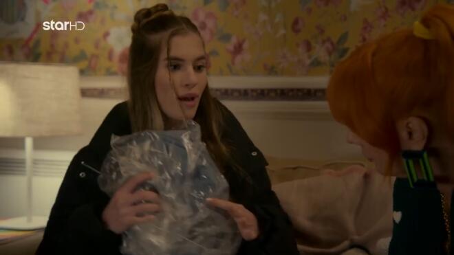 Η Μαρίνα δείχνει στην Πηνελόπη ένα ξεχασμένο φούτερ του Τηλέμαχου και προτρέπει τη μητέρα της να χρησιμοποιήσει το DNA με σκοπό να μάθει ποιος είναι ο πατέρας του παιδιού που περιμένει η Μουρίκη