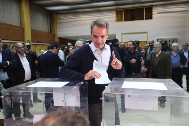 Μητσοτάκης: Ψήφισε μαζί με τον γιο του στις εσωκομματικές εκλογές της ΝΔ