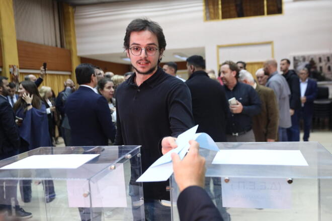 Μητσοτάκης: Ψήφισε μαζί με τον γιο του στις εσωκομματικές εκλογές της ΝΔ