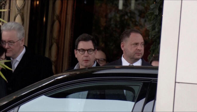 O επικεφαλής του Γραφείου του Ουκρανού Προέδρου, Αντρίι Γιερμάκ έξω από το ξενοδοχείο στη Γενεύη, όπου αξιωματούχοι από τις ΗΠΑ, την Ουκρανία και την ΕΕ ζητήτησαν το ειρηνευτικό σχέδιο - Reuters