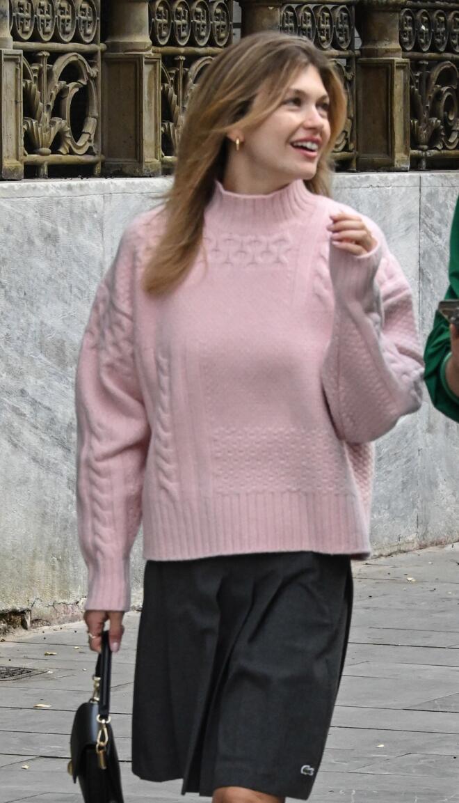 Κλέλια Ανδριολάτου με street look στο κέντρο της Αθήνας/ NDP