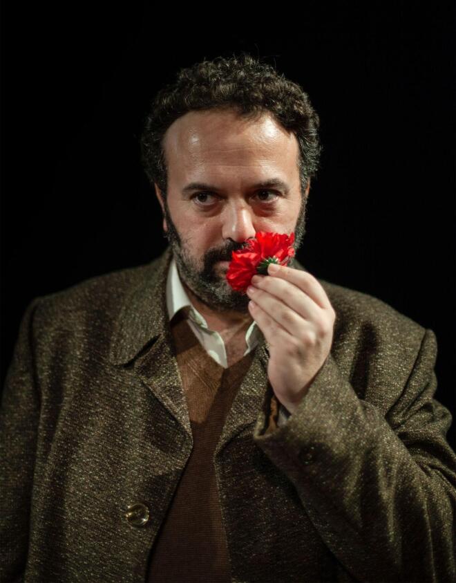 Ο Δημήτρης Χατζημιχαηλίδης πρωταγωνιστεί στην παράσταση της Νάντιας Δαλκυριάδου Εντολή της Διδώς ΣωτηρίουΟ Δημήτρης Χατζημιχαηλίδης πρωταγωνιστεί στην παράσταση της Νάντιας Δαλκυριάδου Εντολή της Διδώς Σωτηρίου