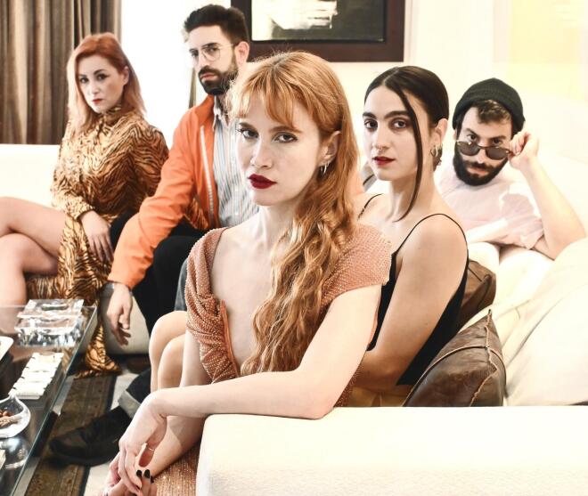 Οι ηθοποιοί της παράστασης Love me Tinder