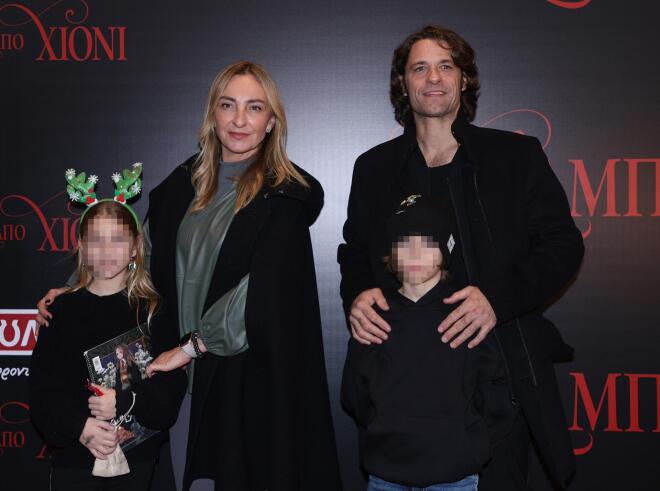 Η Ρούλα Ρέβη κι ο Αποστόλης Τότσικας με τα παιδιά τους σε παλιότερη κινηματογραφική πρεμιέρα