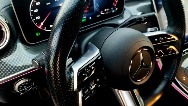 Δοκιμάζουμε τη νέα Mercedes C400e 4MATIC