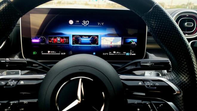 Δοκιμάζουμε τη νέα Mercedes C400e 4MATIC