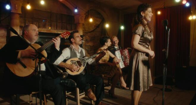 Νίκος Βατικιώτης και Έβελυν Ασουάντ ως Λεωνίδας και Ασπασία στη σειρά «Το σπίτι δίπλα στο ποτάμι»