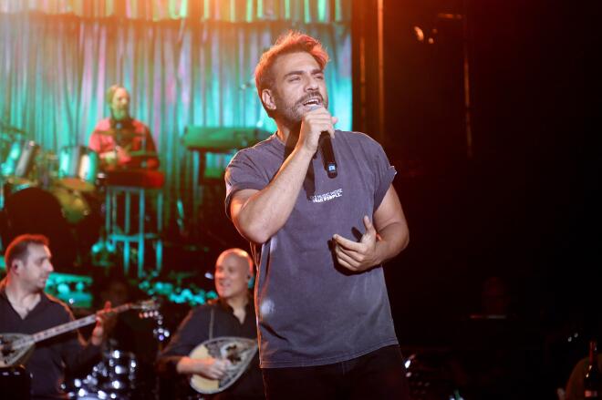 Ο Νίκος Βατικιώτης στη συναυλία "Αυτή η νύχτα μένει Live" στο Θέατρο Πέτρας, τον Ιούνιο του 2023/ NDP ΑΝΔΡΕΑΣ ΝΙΚΟΛΑΡΕΑΣ