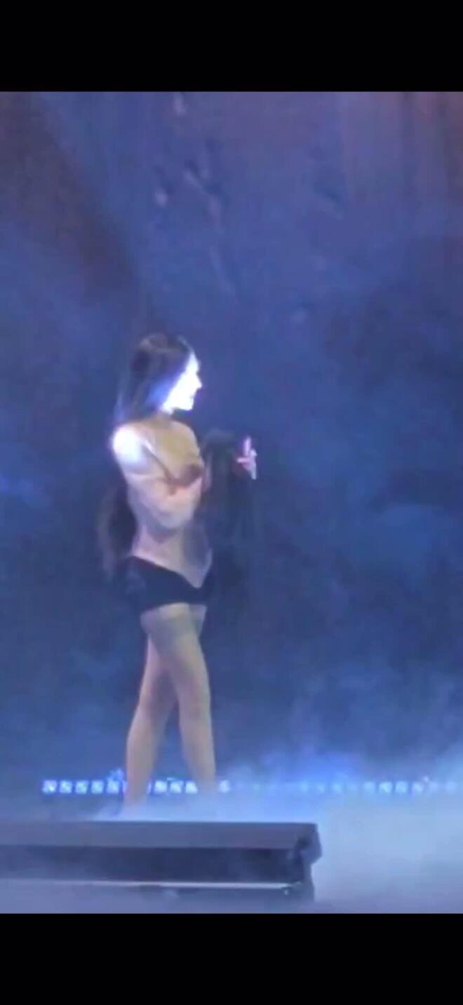 Η Τάμτα «Ταράζει» το MadWalk 2025 με Ανατρεπτικό Outfit Αντρικού Σώματος