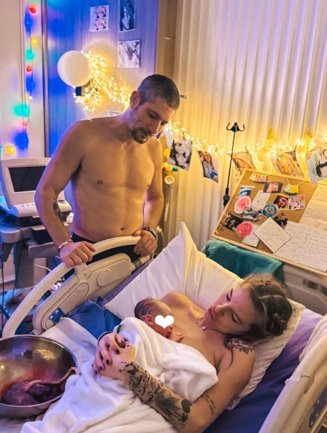 Εριέττα Κούρκουλου: Στο μαιευτήριο με τον σύζυγό της και τον νεογέννητο Λέοντα