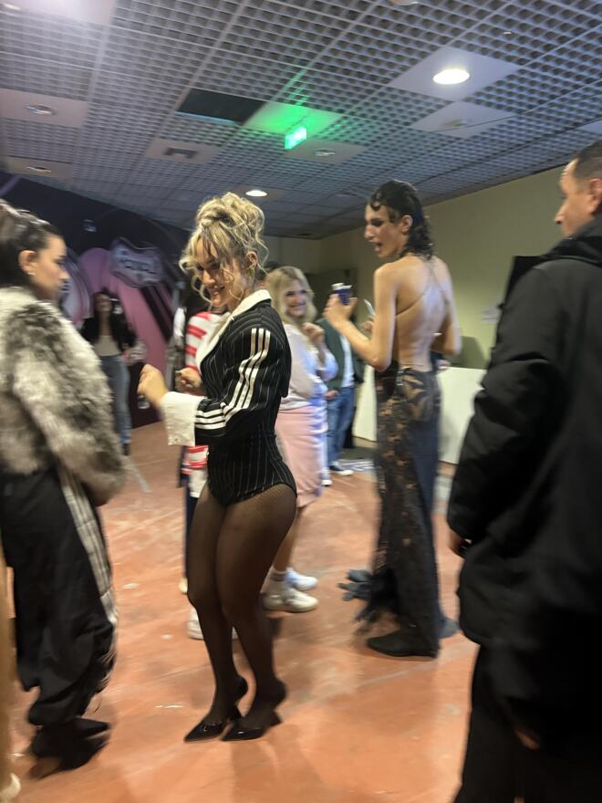 Lila και Ρία Ελληνίδου ευδιάθετες στο backstage του MadWalk 2025