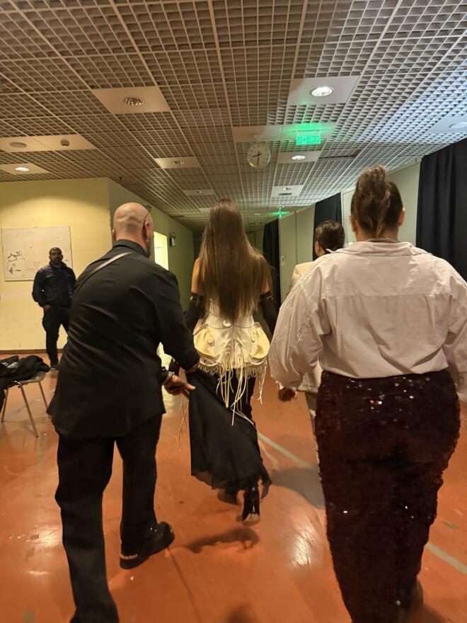 Lila και Ρία Ελληνίδου ευδιάθετες στο backstage του MadWalk 2025