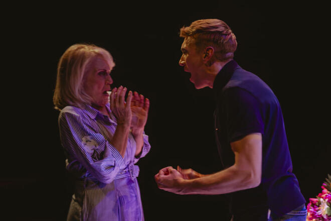 Είδαμε την παράσταση Η Μονίκ δραπετεύει με μια Θέμις Μπαζάκα... μαγική!