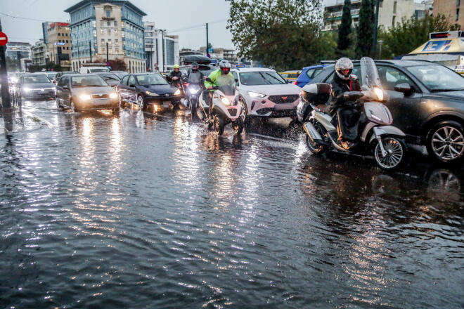 Δρόμοι μετατράπηκαν σε ποτάμια στην Αττική από την κακοκαιρία Adel - Eurokinissi