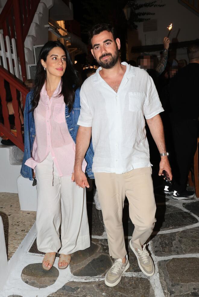  Βαλασία Συμιακού- Νίκος Πολυδερόπουλος: Χέρι χέρι στη Μύκονο, τον Ιούνιο του 2025/ NDΡ  ΝΙΚΟΣ ΖΟΤΟΣ