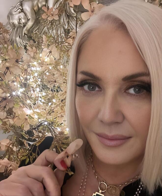 Ρούλα Κορομηλά: Στόλισε χριστουγεννιάτικα το σαλόνι της κι είναι υπέροχο!