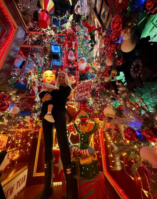 Κωνσταντίνα Σπυροπούλου: Ποζάρει αγκαλιά με τον γιο της με φόντο το στολισμένο χριστουγεννιάτικο δέντρο στο σπίτι της/ instagram