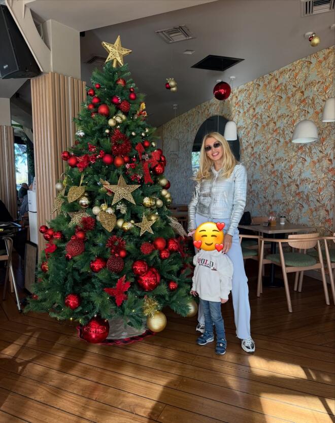 Κωνσταντίνα Σπυροπούλου: Ποζάρει αγκαλιά με τον γιο της με φόντο το στολισμένο χριστουγεννιάτικο δέντρο στο σπίτι της/ instagram