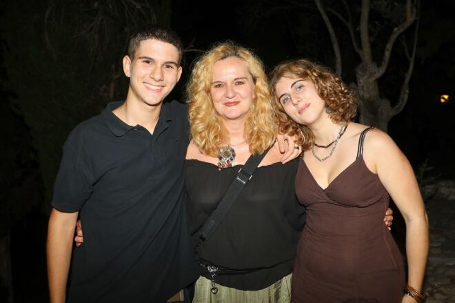 Μαριάννα Κάλμπαρη με τα παιδιά της, Γιάννο & Νιόβη Καραναστάση στην Επίδαυρο, τον Ιούλιο του 2025/  NDP ΕΛΛΗ ΠΟΥΠΟΥΛΙΔΟΥ