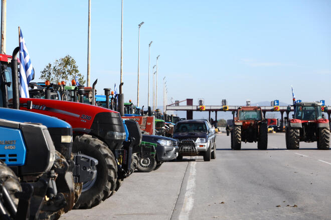 Αγρότες: Ενισχύουν τα μπλόκα και σχεδιάζουν αποκλεισμό λιμανιών