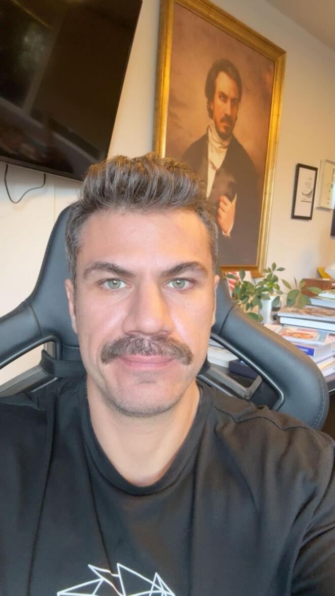 Το νέο μουστάκι του Άκη Πετρετζίκη κάνει θόρυβο στο Instagram